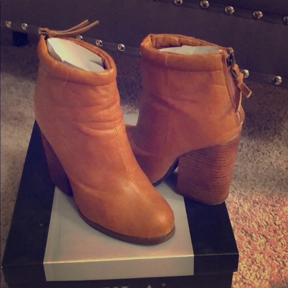 N.Y.L.A. Evazan cognac booties size 7.5